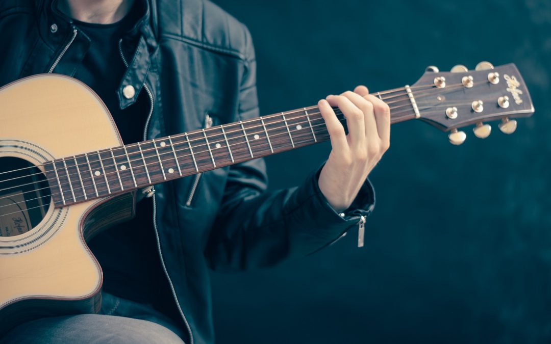 Comment changer les cordes d’une guitare folk ?
